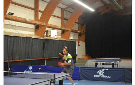 UNE R2 (H) QUI RIT ET L'AUTRE R2 (A) QUI PLEURE